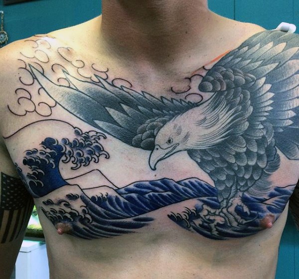 胸部黑灰鹰与海浪纹身图案