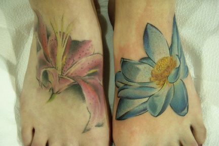 脚背漂亮的蓝色和粉红色百合花纹身图案