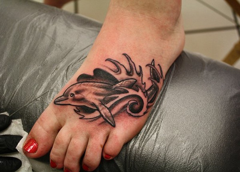 脚背简单的黑色海豚纹身图案
