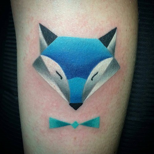 三角形状的卡通狐狸与蓝色蝴蝶结纹身图案