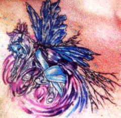 紫色背景中的蓝色精灵纹身图案