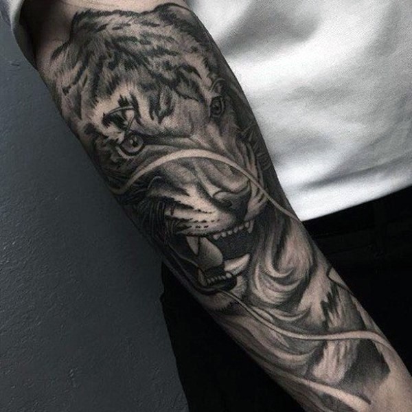 手臂写实风格黑灰咆哮的老虎纹身图案