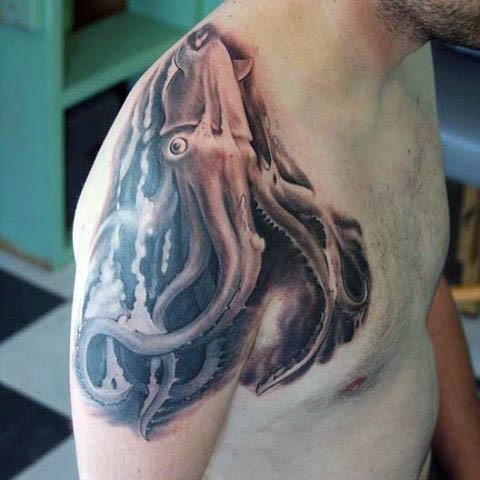 肩部天然写实的黑灰鱿鱼纹身图案