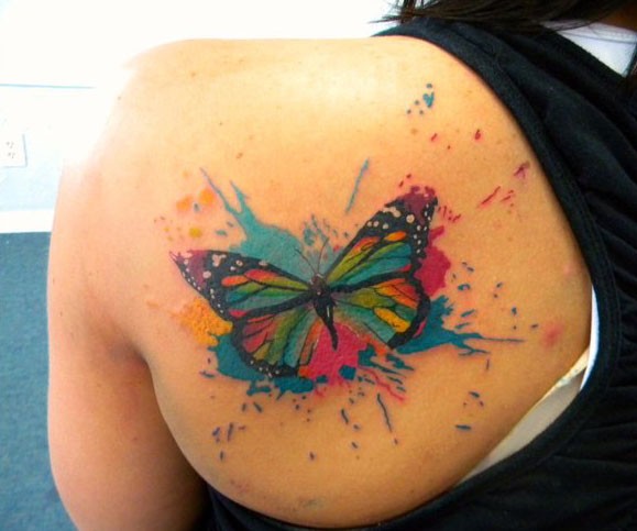 背部水彩画的蝴蝶纹身图案