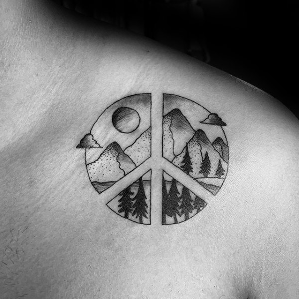 肩部黑色太平洋标志的山脉和森林纹身图案