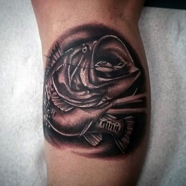小腿写实黑白上钩的鱼纹身图案