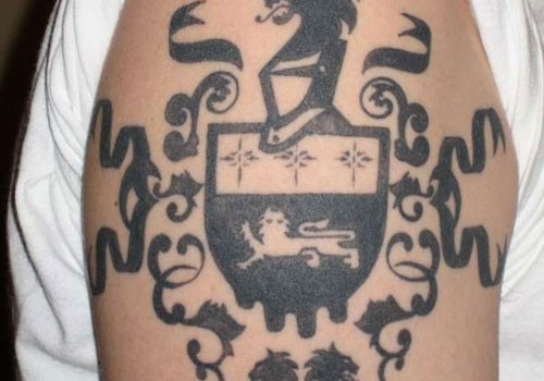 大臂黑色家庭徽章纹身图案