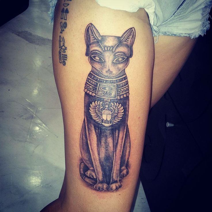 大腿埃及象形文字和黑色猫神像纹身图案