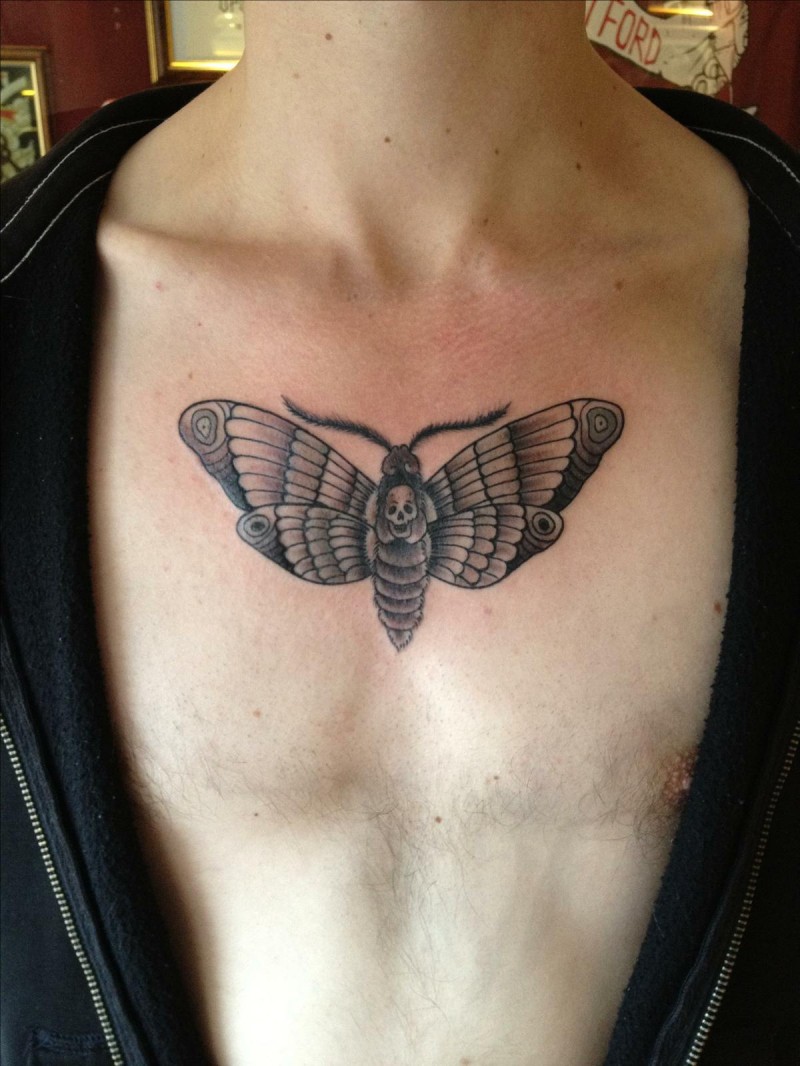 胸部黑灰个性蝴蝶纹身图案