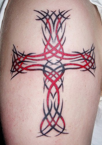 红色和黑色的十字架纹身图案
