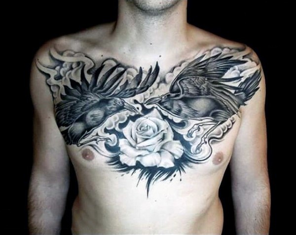 胸部独特设计的黑灰乌鸦与玫瑰纹身图案