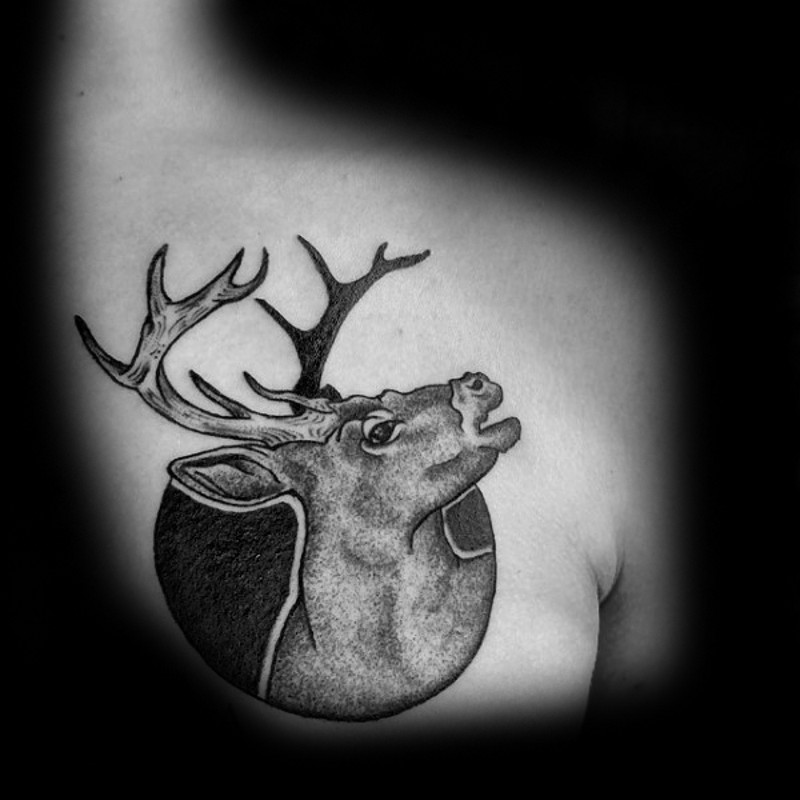 胸部黑色小鹿与圆形纹身图案