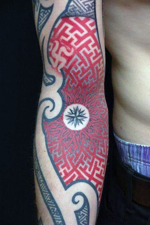 手臂原始红色几何与黑色星星纹身图案
