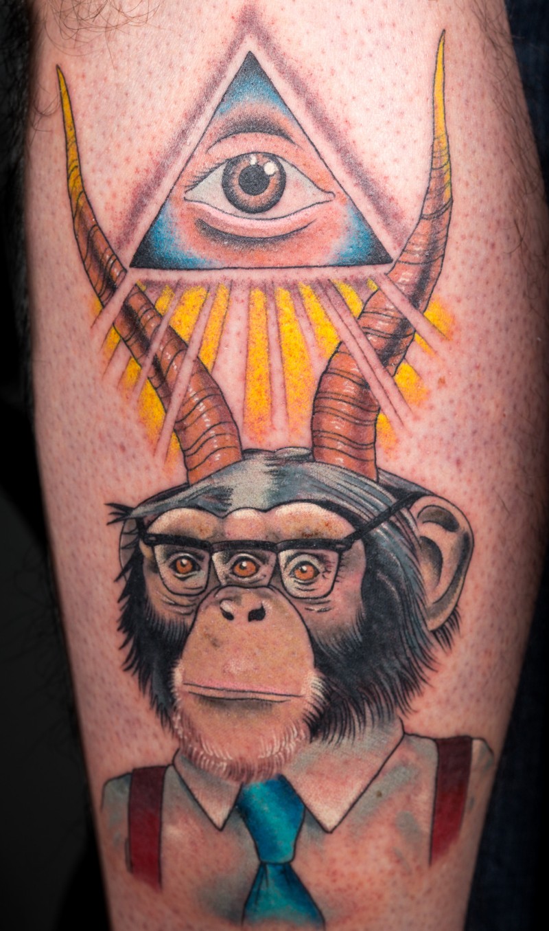 有角的黑猩猩与眼睛三角形纹身图案