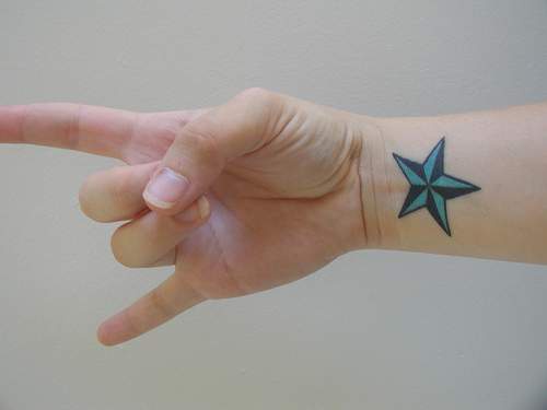 手腕黑色和蓝色的星星纹身图案