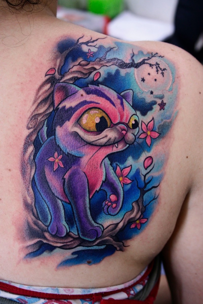 背部彩色有趣的卡通猫与花朵纹身图案