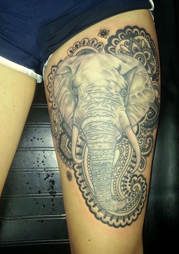 大腿黑灰大象和梵花纹身图案