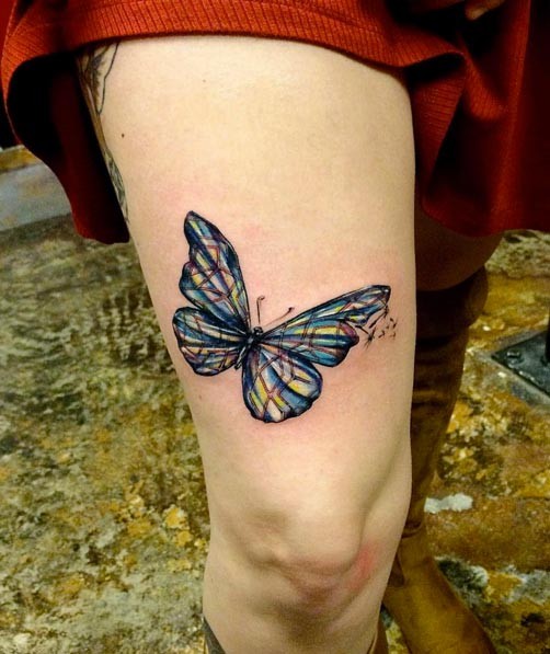 大腿可爱的彩色小蝴蝶纹身图案