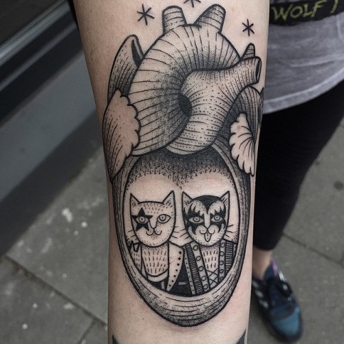 手臂黑色线条点刺心脏与猫夫妇纹身图案