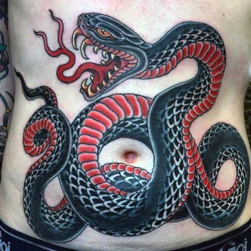 腹部old school黑色和红色疯狂蛇纹身图案