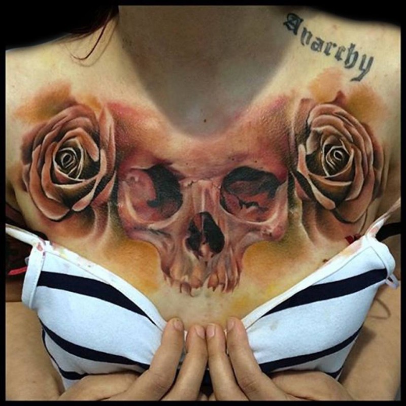 胸部逼真彩色玫瑰花与骷髅纹身图案