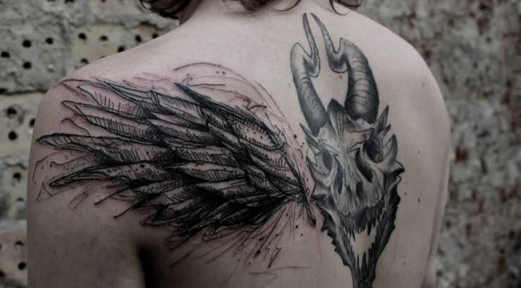 背部黑色恶魔山羊头骨和翅膀纹身图案