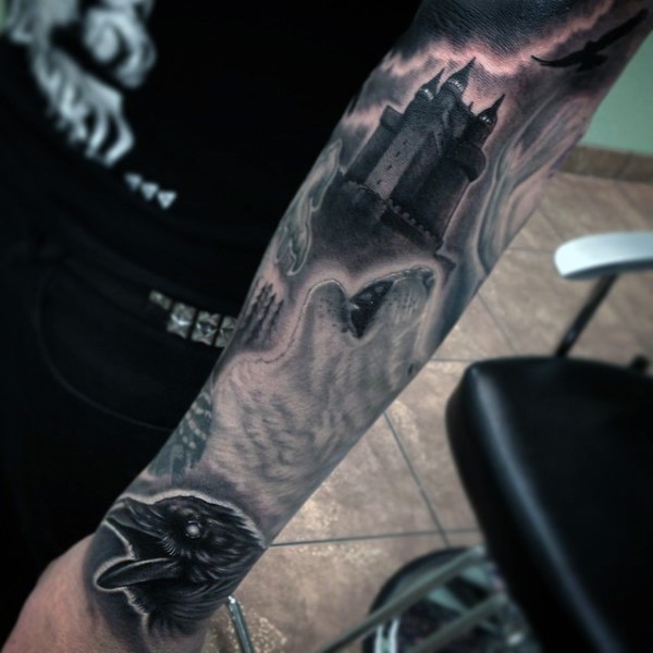 手臂华丽的黑灰城堡与狼和乌鸦纹身图案