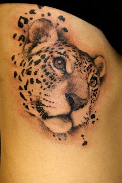 侧肋可爱的黑白猎豹头部纹身图片