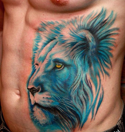 腹部逼真的浅蓝色狮子头部纹身图案