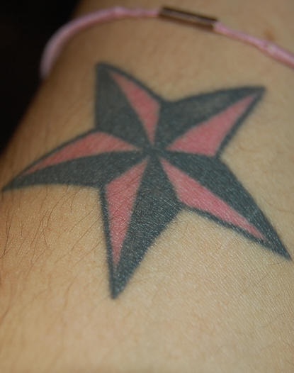 黑色和红色五角星纹身图案