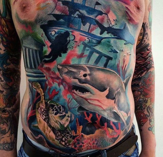 胸部和腹部彩绘海底鲨鱼和海龟纹身图案