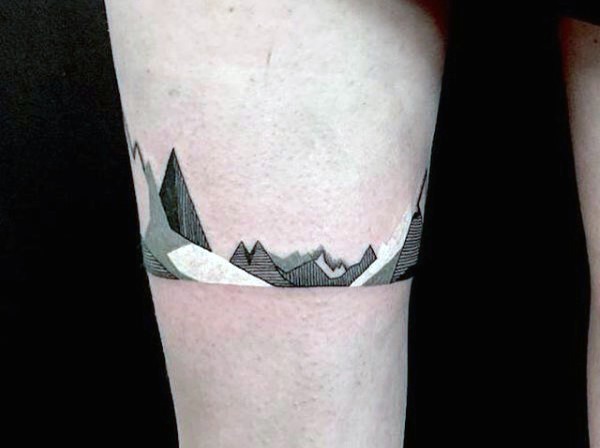 大腿简单的黑白灰相间山脉纹身图案