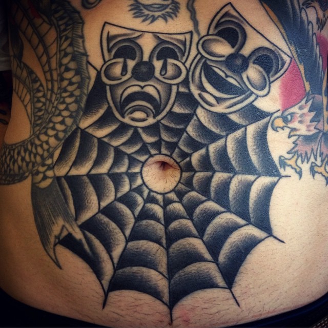 腹部黑色蜘蛛网与快乐和悲伤的面具纹身图案