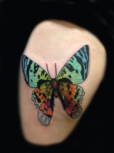 大腿彩色的自然蝴蝶纹身图案