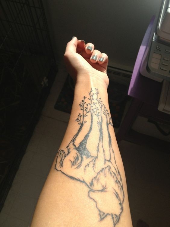 手臂个性的黑色线条狼与树木纹身图案