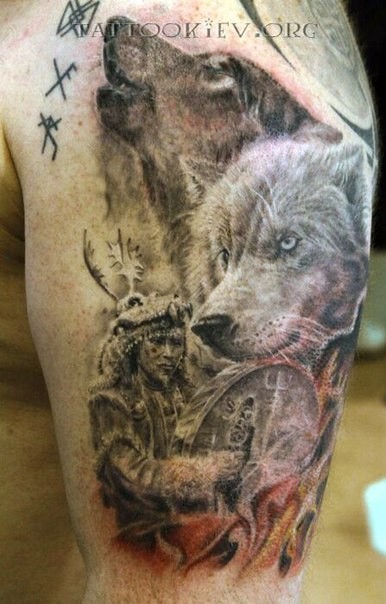 手臂写实黑灰部落萨满肖像与狼纹身图案