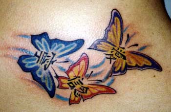 三只彩色蝴蝶和汉字纹身图案