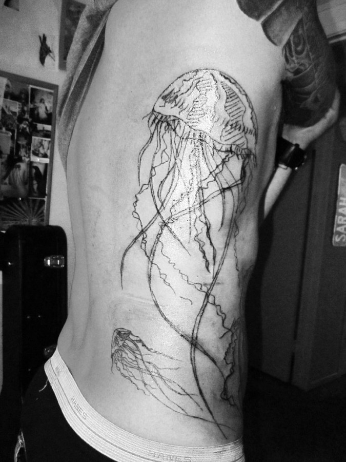 侧肋漂亮的黑色线条水母纹身图案