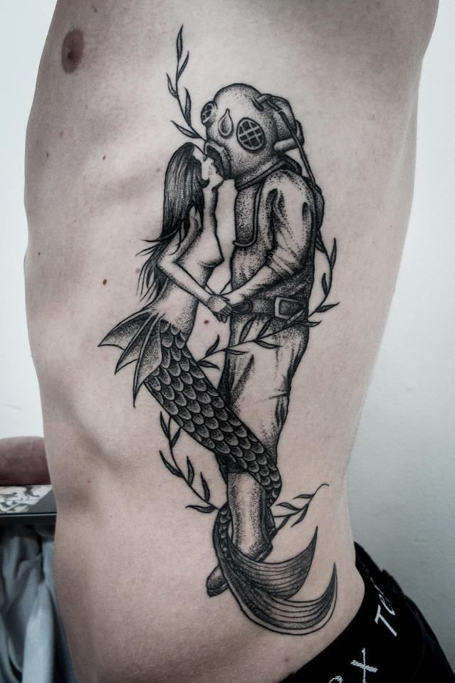 侧肋黑白潜水员与美人鱼纹身图案