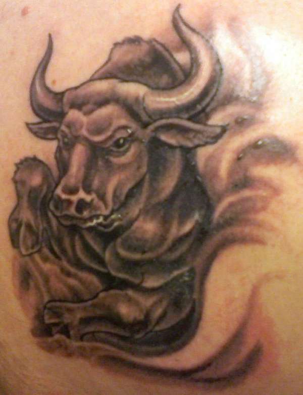 愤怒的黑色公牛纹身图案