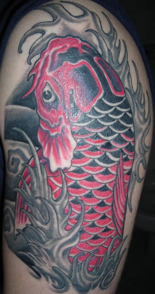 红色和黑色的锦鲤鱼大臂纹身图案