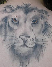 黑灰狮子脸部纹身图案