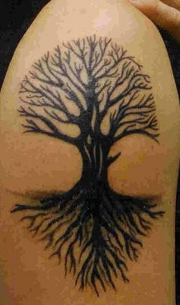 神秘的黑色树纹身图案