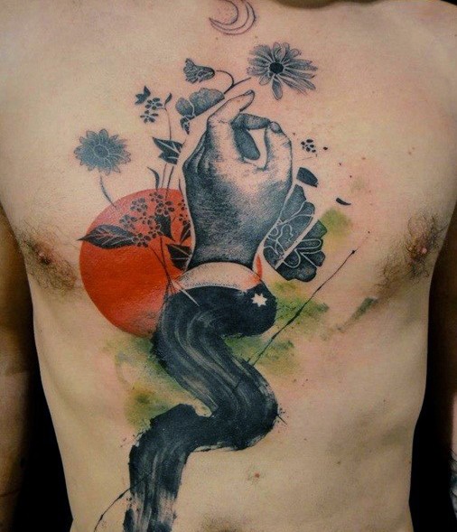 胸部独特的黑灰手与太阳和花朵纹身图案