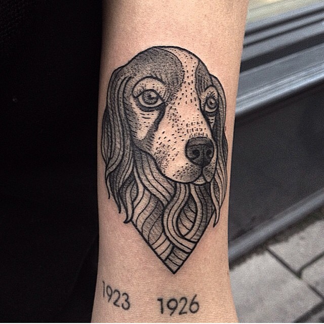 手臂小小的黑色狗肖像纹身图案