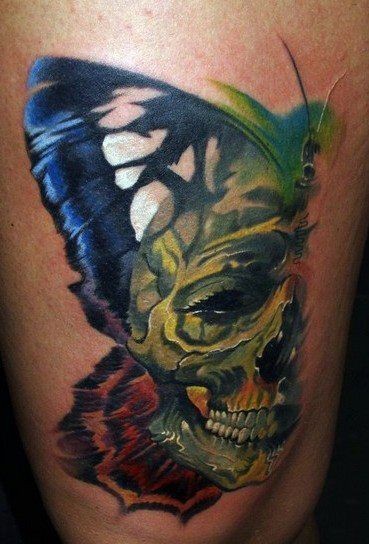 大腿一半的蝴蝶和骷髅纹身图案