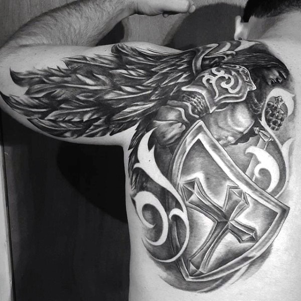 背部黑灰幻想战士与翅膀和盾牌纹身图案