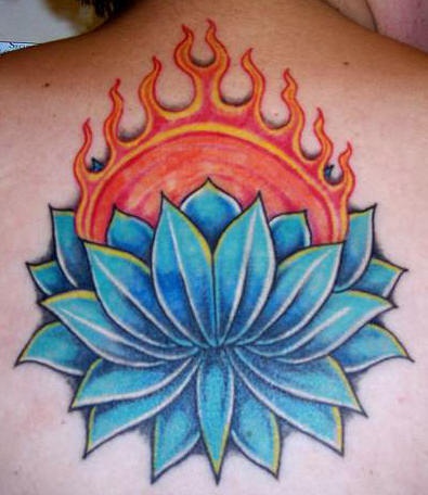 蓝色莲花和火焰纹身图案