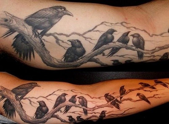 手臂乌鸦坐在树上纹身图案