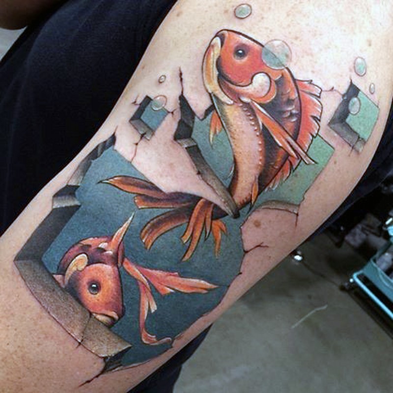 手臂彩色卡通小鱼纹身图案